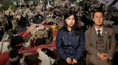 집회 중 오성홍기를 찢고 있는 참가자들의 모습과 최시아, 심재홍 활동가의 모습