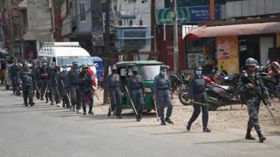 दाङको घोराही बजारमा गस्ती गर्दै प्रतिनिधिसभा निर्वाचनको सुरक्षार्थ खटिएका सशस्त्र प्रहरी तथा निर्वाचन प्रहरी