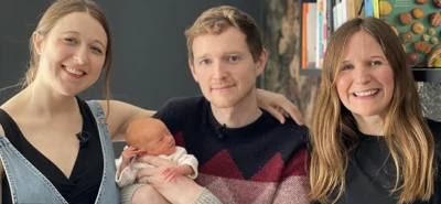 Suratda ona bo'lgan ayol, uning eri va unga bachadonini bergan opasi.