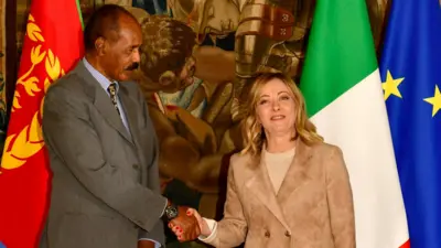 ፕረዚደንት ኢሳይያስን ቀዳመይቲ ምኒስተር ጆርጅያ ሜሎኒን ኢድን ንኢድ ተጨባቢጦም፡ ባንዴራታት ኤርትራ፡ ኢጣልያን ሕብረት ኤውሮጳን ብድሕሪኦም ይርአ