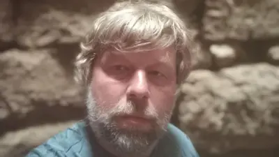 Селфи археолога Александр Бутягина на фоне каменной стены