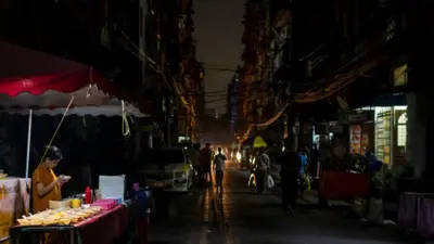 ၂၀၂၅ ဖေဖော်ဝါရီ ၁ ရက် ရန်ကုန်မြို့လယ်မှာ လျှပ်စစ်မီးပြတ်တောက်နေတဲ့ မြင်ကွင်း 