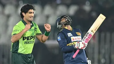 नसीम शाह (बाएं) श्रीलंका के वनींदु हसरंगा को आउट करने के बाद जश्न मनाते हुए