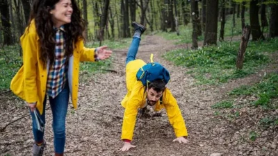 Düşen bir adam ve ona gülen kadın.
