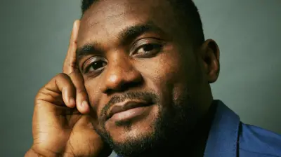 Sani Ladan mira a la cámara.