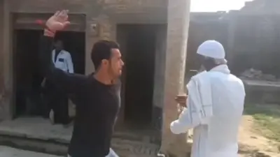सोशल मीडिया पर वायरल वीडियो में एक युवक तीन मुस्लिम व्यक्तियों को थप्पड़ मारता नज़र आ रहा है