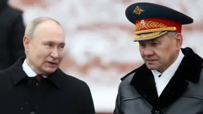 الرئيس الروسي فلاديمير بوتين ووزير دفاعه سيرغي شويغو.