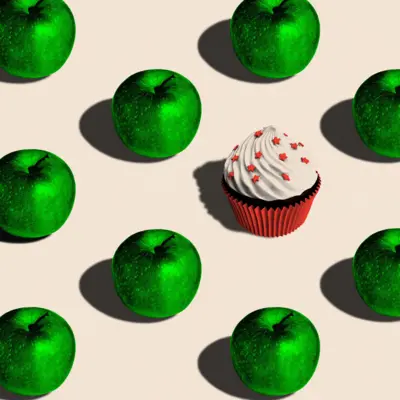 Imagem com várias maçãs verdes e um cupcake no meio delas