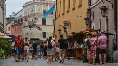 Turyści spacerują po centrum Lublina