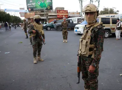 Combatentes houthis fazem patrulha nas ruas de Sana'a, Iêmen, em 6 de fevereiro de 2026