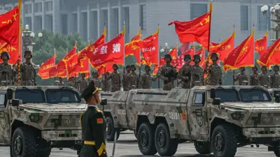 北京天安门城楼前战旗方队装甲车上的中国解放军士兵向天安门城楼上的习近平敬礼（3/9/2025）