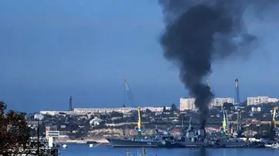 Дим піднімається над ракетним крейсером "Керч" Військово-морського флоту Росії у Севастополі. 