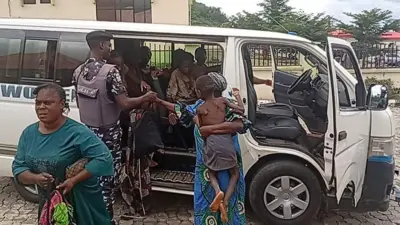 Ọkọ bọọsi ti wọn fi ko awọn eeyan naa de, iya kan gbe ọmọde to ri ru pupo dani, awọn kan ṣi wa ninu ọkọ naa nigba ti ọlọpaa kan duro lẹnu ọna, ti obinrin kan si kọyin si i.