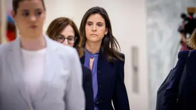 Sarah Kellen w drodze na zeznania przed Komisją Nadzoru Izby Reprezentantów USA. Maj 2026 roku 