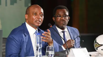 Le président de la Confédération africaine de football Patrice Motsepe et le secrétaire général Veron Mosengo-Omba