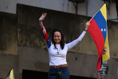 María Corina Machado sorrindo e erguendo os braços e bandeira da Venezuelarodrigo selouan pokerprotesto