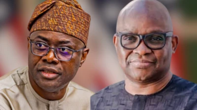 Gomina ipinlẹ Oyo, Seyi Makinde wọ aṣọ buba pẹlu fila, Gomina ipinlẹ Ekiti tẹlẹ, Ayo Fayose naa wọ buba alawọ dudu