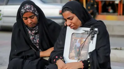 ग़मगीन दो महिलाएं