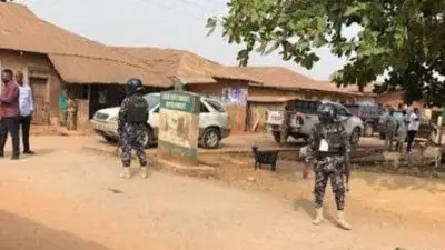 Awọn ọlọpaa duro kaakiri oju ọna ni adugbo kan nilu Osogbo