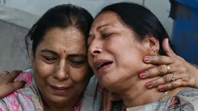 दिल्ली आग पीड़ितों के परिजन