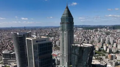 İstanbul Finans Merkezi'ndeki gökdelenler, öndeki Halkbank binası. 