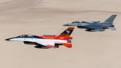 دو هواپیماهای جنگی اف-۱۶ در حال پرواز