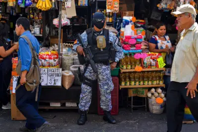 Un elemento de la unidad táctica de la Policía Nacional Civil cuida un mercado de San Salvador, El Salvador.