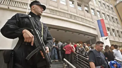 Зграда Специјалног суда и Тужилаштва за организовани криминал 2004. године, пред рочиште за убиство премијера Зорана Ђинђића 