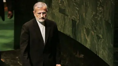 نیویورک – ۳ مه ۲۰۰۵: کمال خرازی، وزیر امور خارجه ایران، هنگام رفتن به جایگاه برای سخنرانی در مقر سازمان ملل در نیویورک دیده می‌شود.