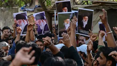 مسلمانان در هند عکس‌های آیت‌الله خامنه‌ای را به دست گرفته و شعارهای ضد امریکایی و اسرائیل سر می‌دهند