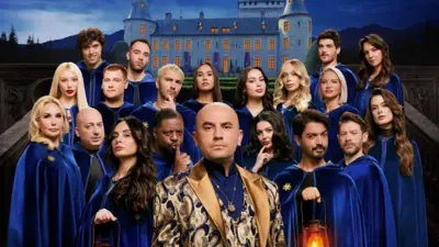 Şato önünde Altınok ve oyuncular. 