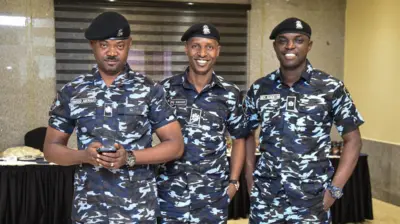 Awọn ọlọpaa wọ aṣọ dudu to nila funfun pẹlu fila lori