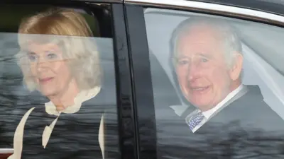 ロンドンからノーフォークの邸宅に向かう英国王チャールズ3世とカミラ王妃（6日）