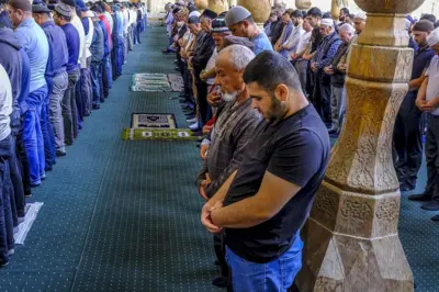 O‘zbekistondagi masjidda namoz o‘qish payti.