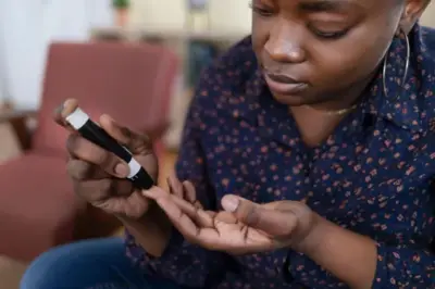 Umugore urimo kwifata amaraso akoresheje agakoresho ko gufata amaraso