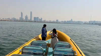 2月28日，戰爭開打。消息滯後，Afaf 和邱先生中午還去了港口遊船。