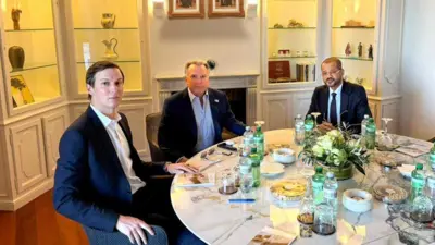 ओमान के विदेश मंत्री (दाएं) अमेरिकी विशेष दूत स्टीव विटकॉफ़ और डोनाल्ड ट्रंप के दामाद जेरेड कुशनर के साथ वार्ता के दौरान