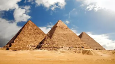 د څلورمې کورنۍ دورې (۲۵۲۰-۲۳۹۲ میلاد وړاندې) د جیزه هرمونه
