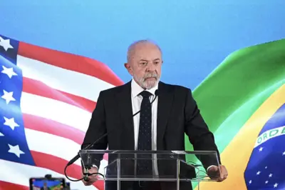 Lula com bandeiras EUA e BRasil