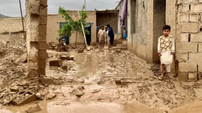 Pembersihan setelah banjir bisa memakan waktu berminggu-minggu. Rumah dan harta benda hancur karena air dan lumpur.