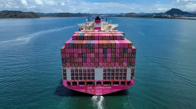 Vista aérea do porta-contêineres One Contribution, navegando sob bandeira japonesa, enquanto ingressa no canal do Panamá na Cidade do Panamá em 21 de abril de 2026