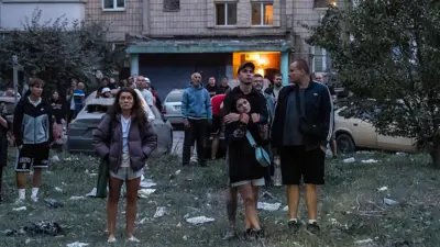 Місцеві жителі спостерігають, як рятувальники проводять пошуково-рятувальні операції. Київ, Україна, 6 липня 2026 року. Фото ілюстративне