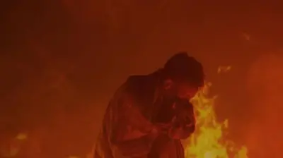 आग में घिरा एक व्यक्ति