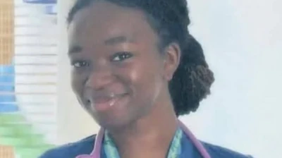 Mirian Nnani wọ asọ isẹ dokita, o fi ẹrọ ti wọn fi n yẹ ọkan wo si ọrun
