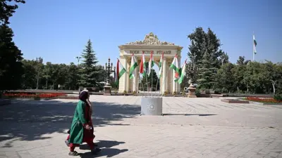 دو زن در حال قدم زدن در شهر آفتابی دوشنبه