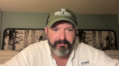 Bryan Stern, de barba, com boné verde e camisa branca