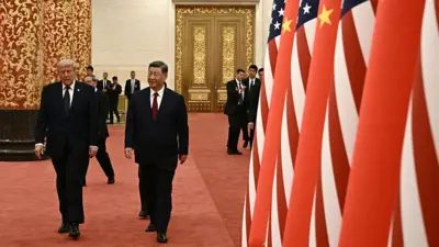 Çin Devlet Başkanı Şi Jinping (sağda) ve ABD Başkanı Donald Trump, 14 Mayıs 2026 tarihinde Pekin'deki Halkın Büyük Salonu'nda düzenlenecek devlet resepsiyonuna katılmak üzere salona giriş yapıyor.