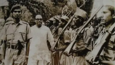 মুজিবনগর সরকারের শপথ নেওয়ার পরে গার্ড অফ অনার নিচ্ছেন ভারপ্রাপ্ত রাষ্ট্রপতি সৈয়দ নজরুল ইসলাম