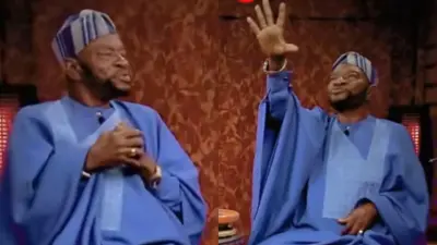 Agba oṣere Tioruju Mondusi wọ agbada buluu pẹlu fila
