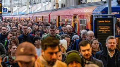 Pessoas saindo de um trem em Londres